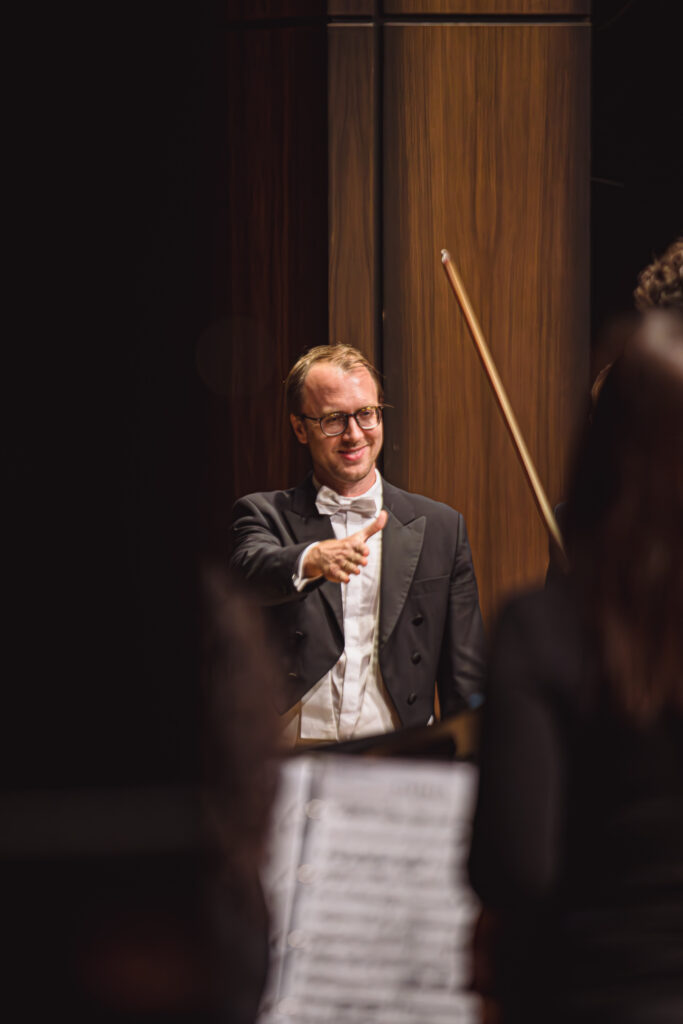 Dirigent Andreas Schulz bei den Schwäbischen Klassik Konzerten auf der Bühne